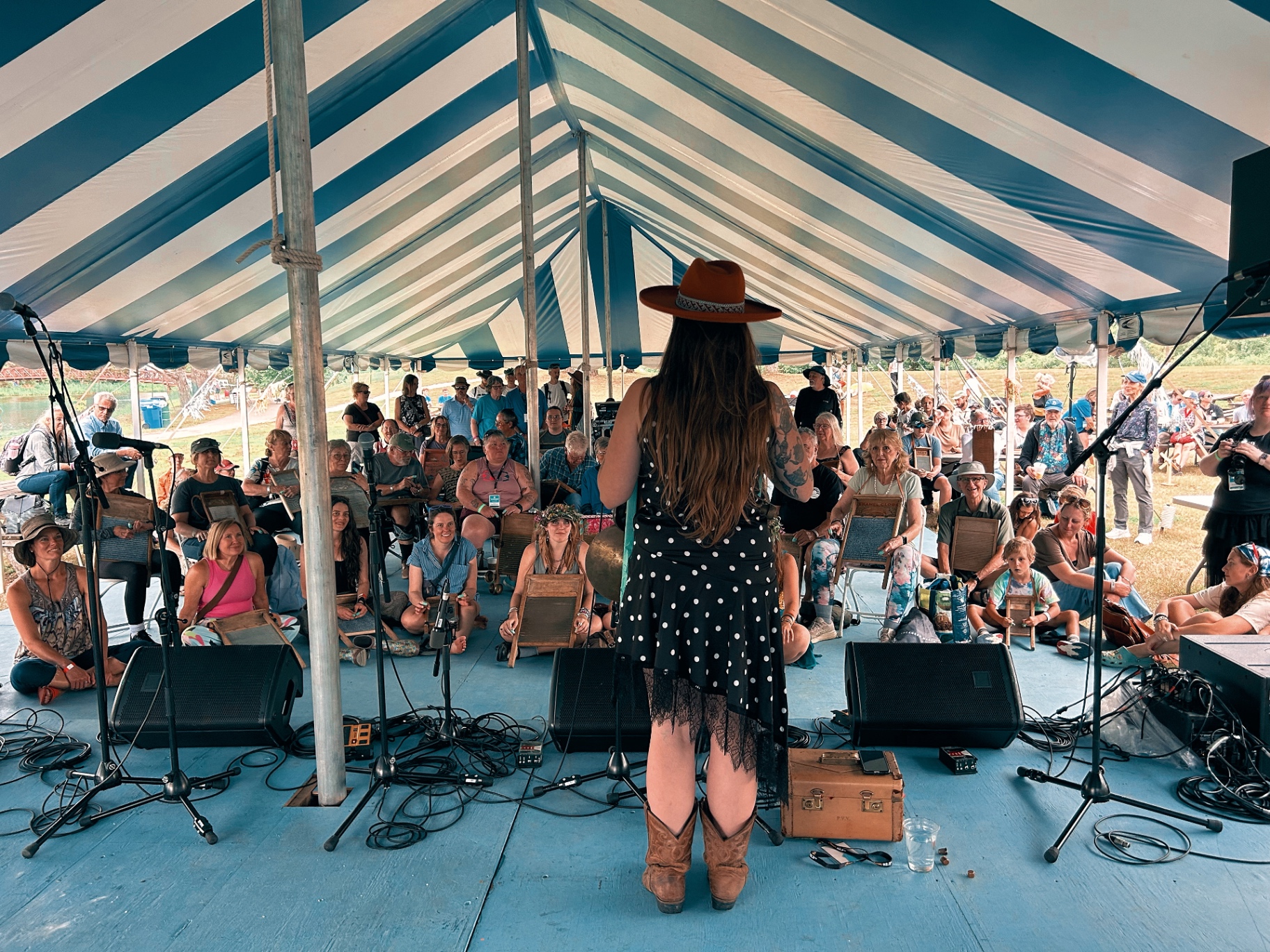Norah Spades facing a full washboard workshop under the blue and white tent